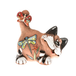 Taupyklė - gulinti katė su drugeliu