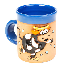 Mėlynas keraminis puodelis su slystančia karve