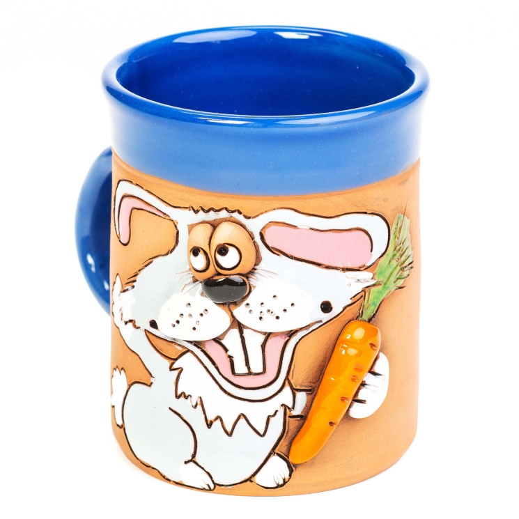 Mėlynas keraminis puodelis su triušiu ir morka