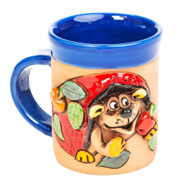 Mėlynas keraminis puodelis su raudonu ežiu