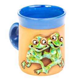 Mėlynas keraminis puodelis su dviem apsikabinusiais varlėmis