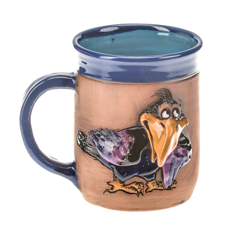 Mėlynas keraminis puodelis su varna, turinčia violetinius sparnus