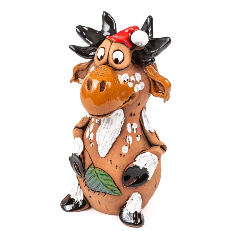 Elk figūra, pagaminta iš keramikos su Kalėdų skrybėlę